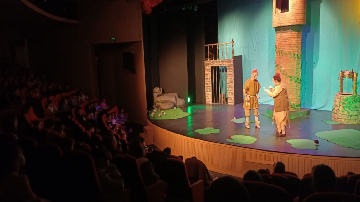 OOBKT'nin Sahnelediği Rapunzel Adlı Tiyatro Oyununu 915 Öğrencimiz İzledi